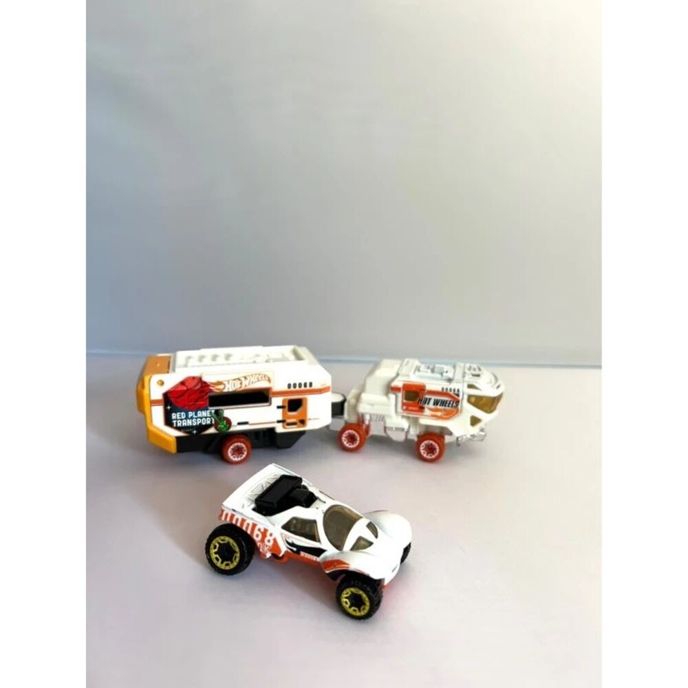 Hot Wheels Red Planet Transport 3 Piece Set - Picture 2 of 5